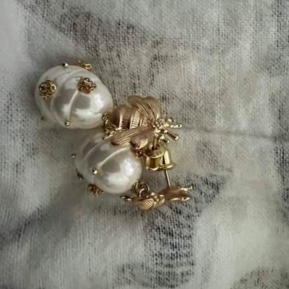 NWT bee and large pearl honey drop earrings - Picture 4 of 5